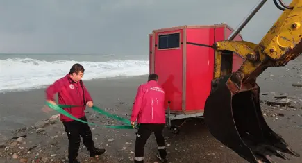 Antalya’da fırtına ve sağanak: Denize sürüklenen karavandaki turistler kurtarıldı