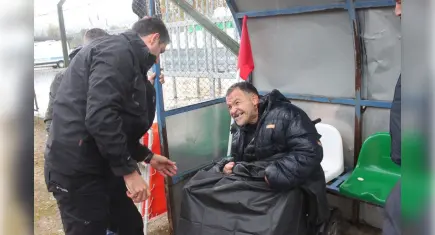 Beydağ’da engelli vatandaşı yağmurdan polis korudu