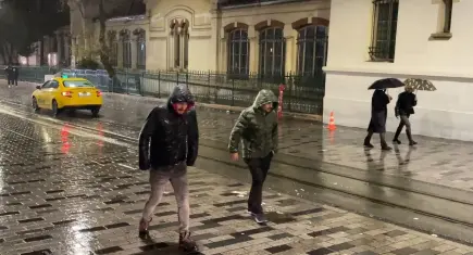 İstanbul’da geceden beri süren sağanak kenti olumsuz etkiledi