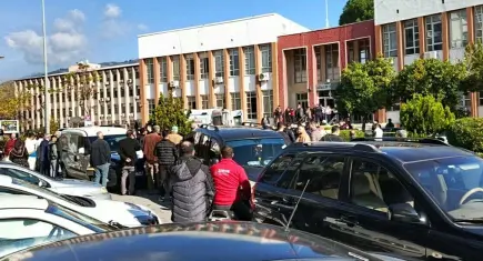 Adliye önünde boşanma aşamasındaki eşini defalarca bıçakladı