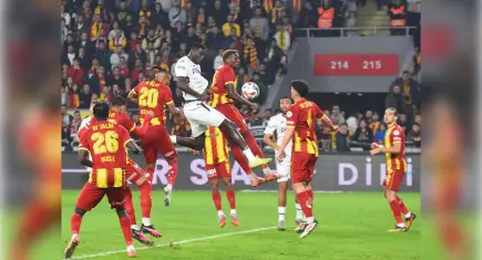 Göztepe evinde yara aldı