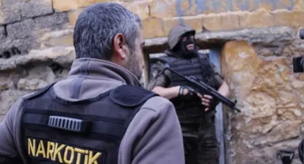 Uyuşturucu operasyonunda çatışma: Polis memuru yaralandı