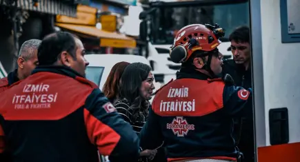 Bornova’da 7 katlı iş hanında korku dolu anlar: 12 kişi kurtarıldı