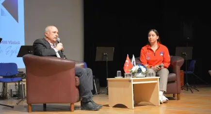 Ege mezunları öğrencilerle bir araya geldi