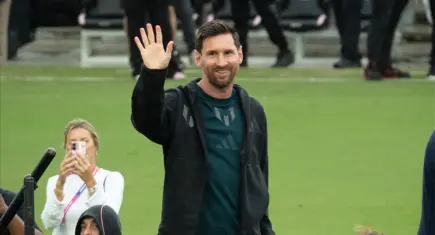 Messi'nin Hindistan turu olaylı başladı: Hayranlar sahaya şişe fırlattı