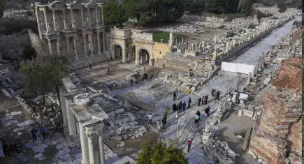 Efes'teki kazı çalışmalarında mermer küvet ile erkek heykeli bulundu