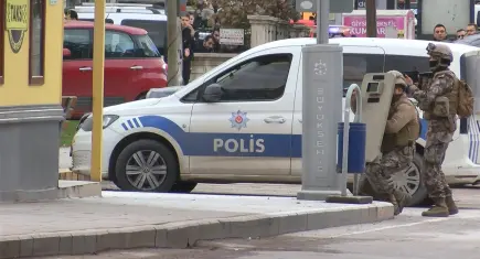 Taksi durağında korku dolu anlar: Kendisini tabanca ve bıçakla yaraladı