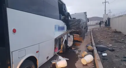 Kayseri’de işçi servisi TIR’a çarptı: Onlarca kişi yaralandı