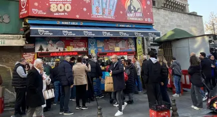 Milli Piyango yılbaşı çekilişinde büyük ikramiye 800 milyon TL: Nimet Abla gişesi önünde yoğunluk