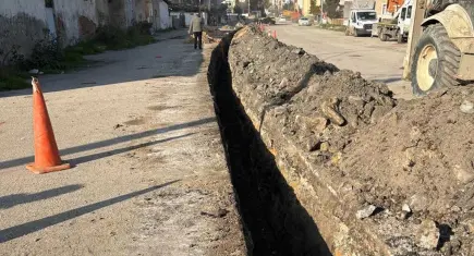 Boru döşemesi yapılan kanalda toprak kayması; 3 yaralı