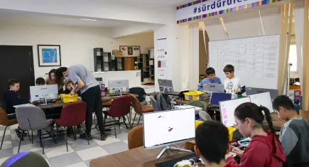 Buca’da çocuklar ve gençler kodlama ile geleceğe hazırlanıyor