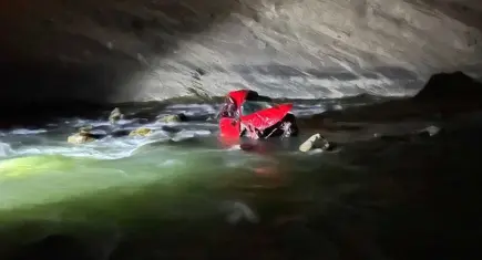 Hafif ticari araç Zap suyuna uçtu: Kayıplar aranıyor
