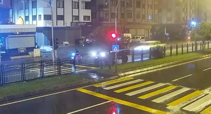 Kırmızı ışıkta bekleyen motosikletliye otomobil çarptı: 1 kişi öldü