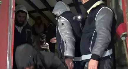 Mühürlü TIR’ın dorsesinden 23 kaçak göçmen çıktı!