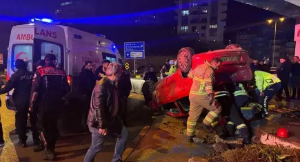 Polisten kaçan otomobilin sürücüsü, refüje çarptı