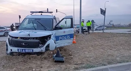 Denetleme noktasından kaçan otomobille polis aracı çarpıştı: 3 polis yaralı