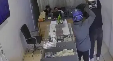 Silahlı kuyumcu soygunu: 3 kilo altın çalındı