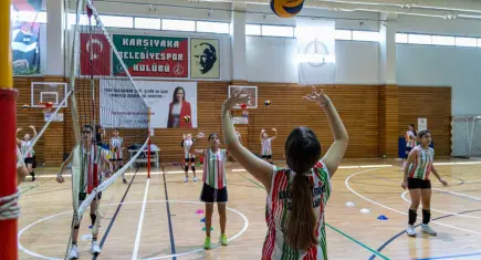 Karşıyaka’da voleybol heyecanı: Filede dostluk ve rekabet