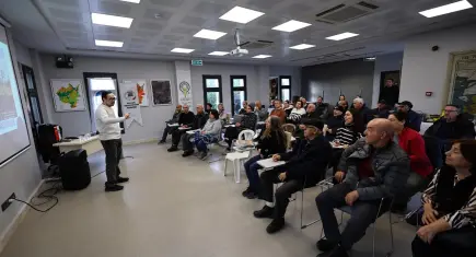 Efes Selçuk’ta üreticiye Zeytin Budama Eğitimi