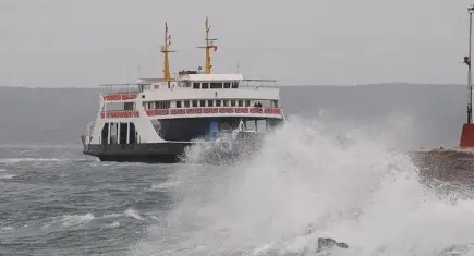 İzmirliler dikkat: Vapur seferleri rüzgardan dolayı iptal edildi