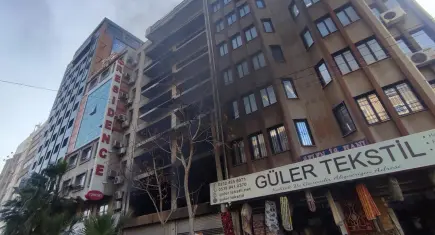 Konak’ta metruk binada yangın paniği