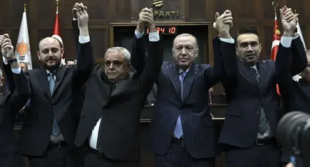 Meclis'te sandalye dağılımı değişti: CHP, DEVA ve Gelecek Partisi'nden AK Parti'ye geçtiler