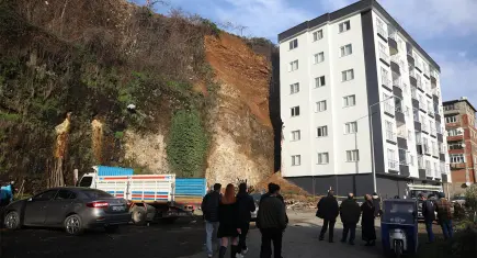 Trabzon’da heyelan: 6 katlı bina tahliye edildi
