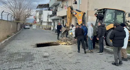 Manisa’da yol çöktü, altından insan kemikleri çıktı!