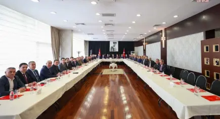 Özel'den 23 il başkanıyla 5,5 saatlik toplantı