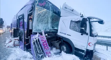 Sarıkamış’ta otobüs ile kamyon çarpıştı: 9 yaralı