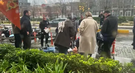 Beyoğlu’ndaki fırtınada devrilen tabela, şehir plancısını yaraladı