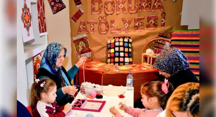 Bornova Belediyesi’nden miniklere dokuma atölyesi