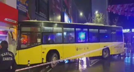 Kartal'da seyir halindeki İETT otobüsü binanın duvarına çarptı: 6 yaralı