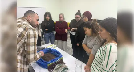 Üniversite öğrencileri, Türk halı motiflerini toprakla buluşturdu