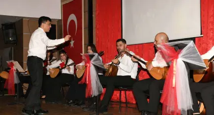 Çiğli’de bağlama kursiyerlerinden coşkulu türkü gecesi