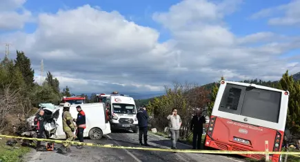 İzmir'de belediye otobüsü ile panelvan çarpıştı: 1 kişi öldü, 8 kişi yaralandı