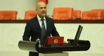 Polis kaldırımda görevlendirildi: CHP’li Bakan’dan Yerlikaya’ya sert tepki