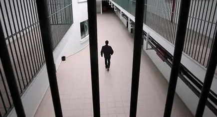 İzmir'de cezaevinde saldırı: 2 infaz koruma memuru yaralandı