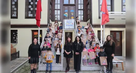 Konak’ta minikler karne heyecanını Mutlu Çocuklar Oyun Evleri’nde yaşadı