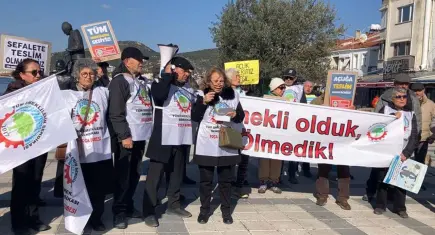 Foçalı emekliler 12 gündür meydanlarda: Sefalete teslim olmayacağız!