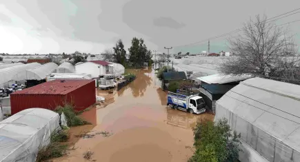 Sarı kodlu yağış Antalya’yı vurdu: Tarım alanları suya gömüldü