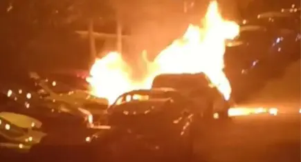 Beşiktaş’ta korkutan gece: Park halindeki otomobil alev aldı, 4 araç yandı!