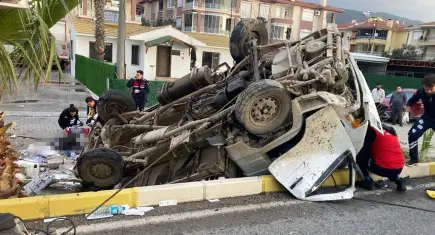 İşçi kamyoneti şarampole devrildi: 2 ölü