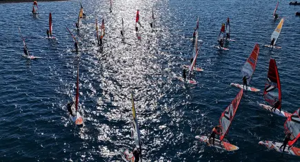 Foça’nın rüzgarı spor ve turizme güç katıyor