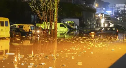 İzmir’i sel aldı: Sağanak ve fırtına kentte hayatı felç etti