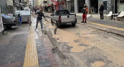 Alsancak’ta altyapı çilesi: Esnaf 8 aydır mağdur