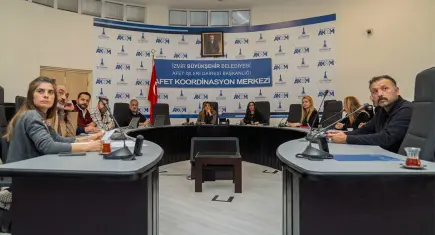 İzmir’de turuncu kod alarmı: AKOM Kriz Masası devrede, ekipler sahaya indi