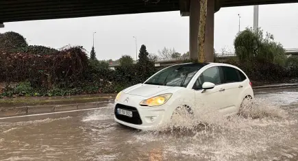 İzmir’de sağanak kabusu: Cadde ve sokaklar göle döndü!