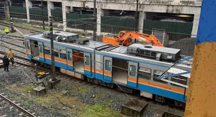 Esenler'de raydan çıkan metro nedeniyle yolcular tahliye edildi