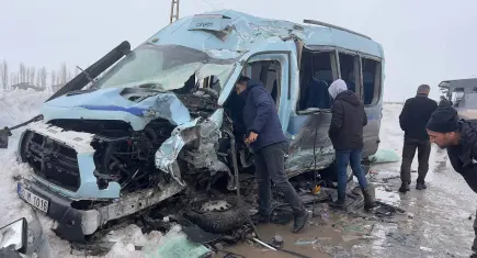 Halk otobüsü ile minibüs çarpıştı: 18 kişi yaralandı